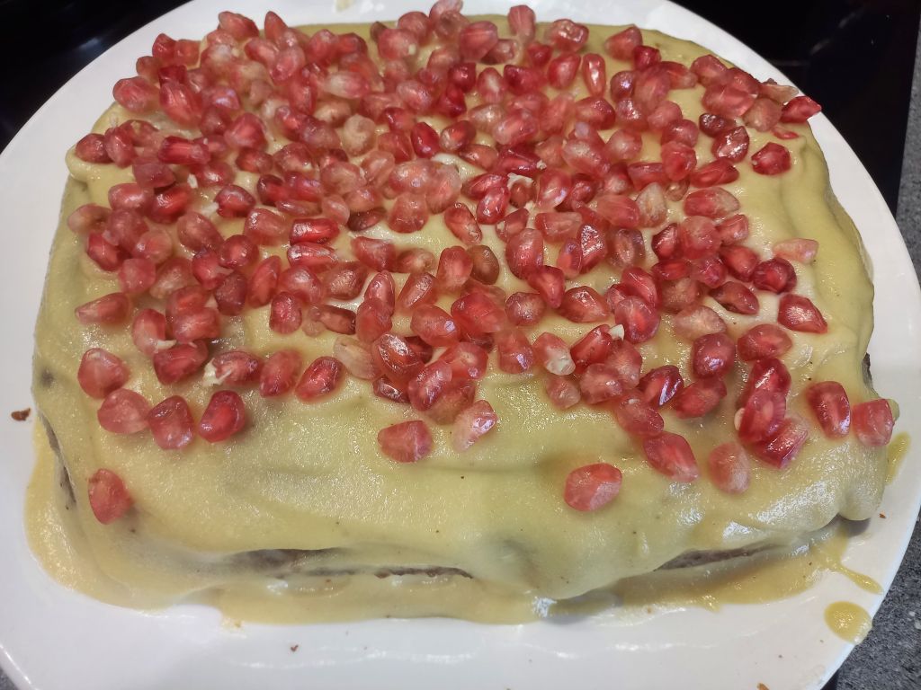Gâteau avec nappage et graines de grenade